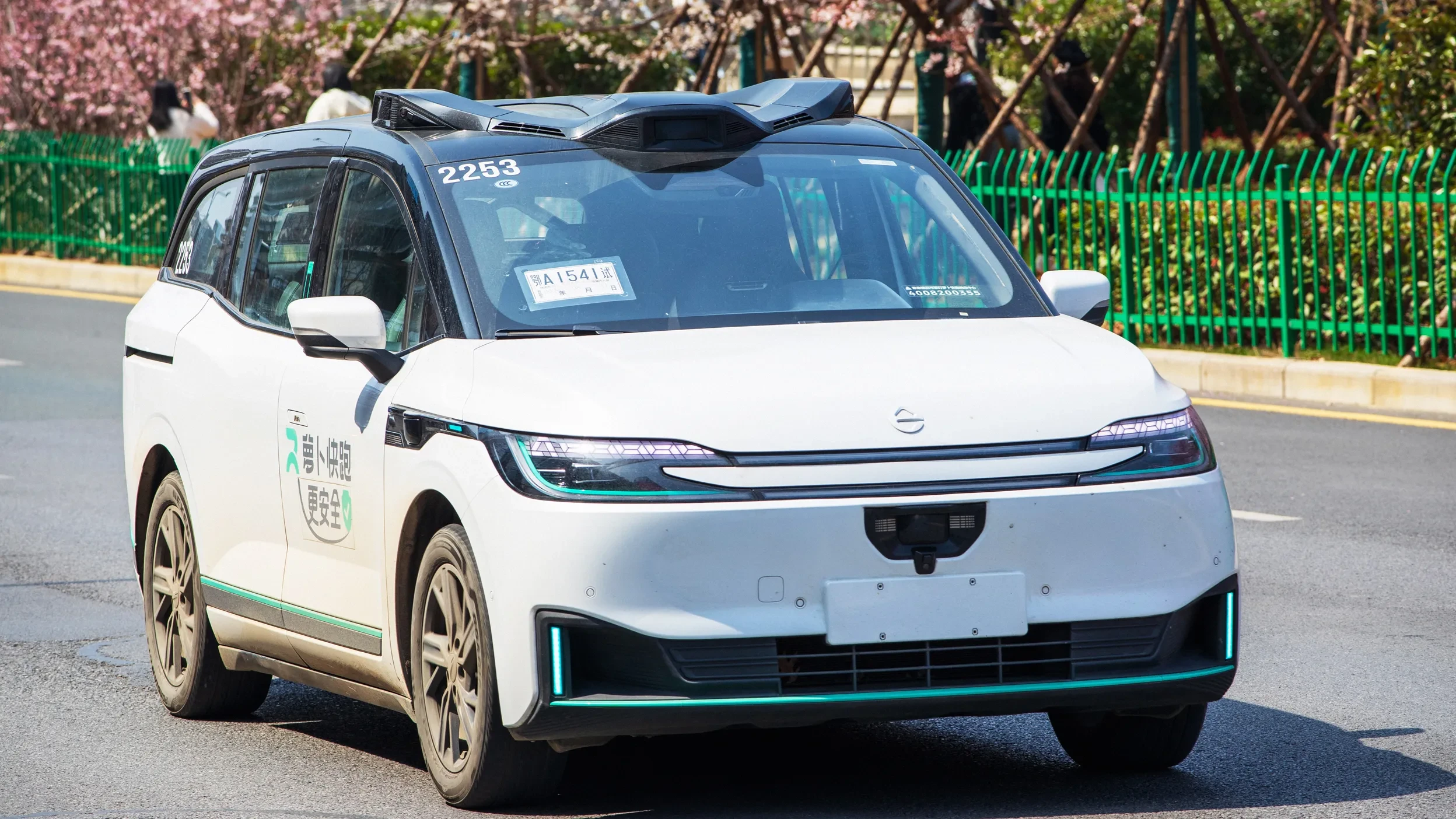 Multiple Baidu Robotaxis Stranded By Technical Glitch In Wuhan, Leaving Passengers Trapped And Triggering Collisions